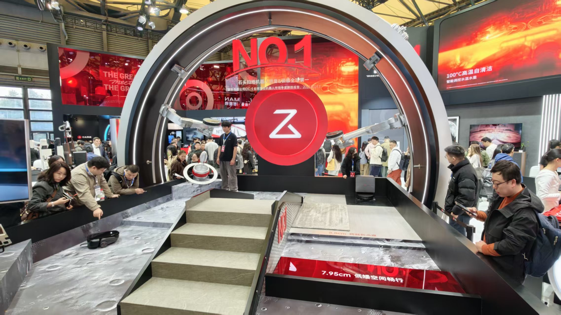 暴走两万步逛遍中国版CES！AI养龙虾、人形机器人火爆，追觅手机上手