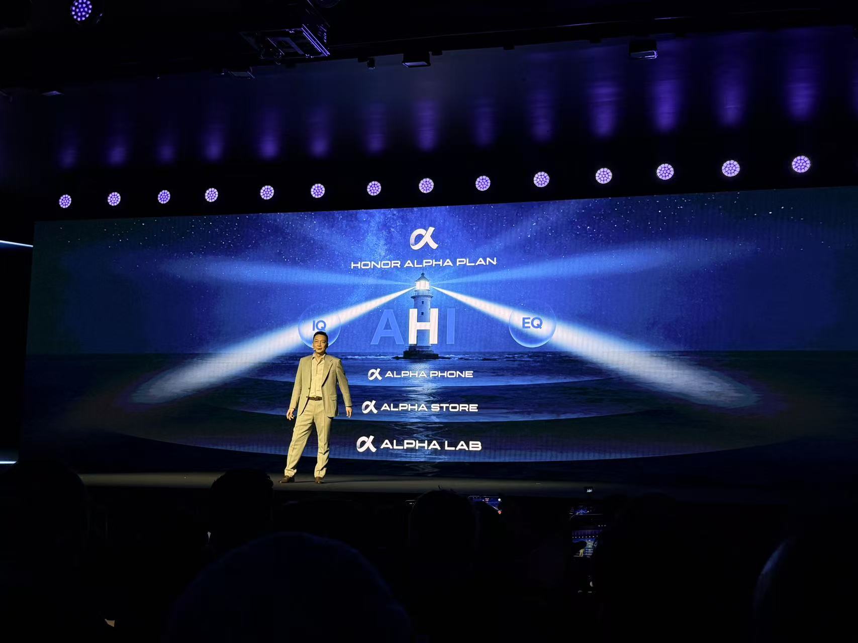 刚刚，荣耀人形机器人热舞亮相欧洲！全球第一个“机器人手机”真机首秀