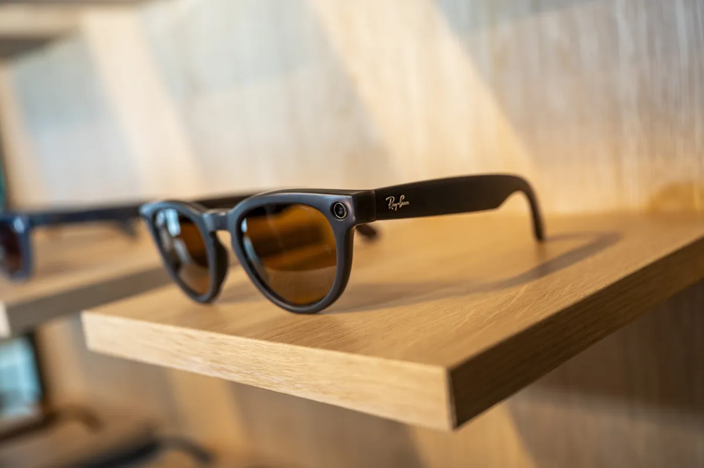 古尔曼打脸爆料:苹果没有放弃智能眼镜,仍在推进,或取消AR功能