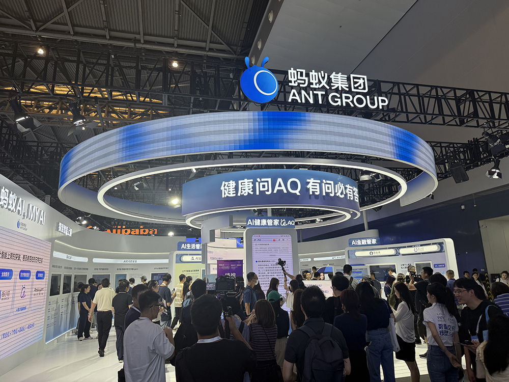 人工智能大会彻底引爆!展区水泄不通,门票炒到2000多,暴走3万步带来最全看点