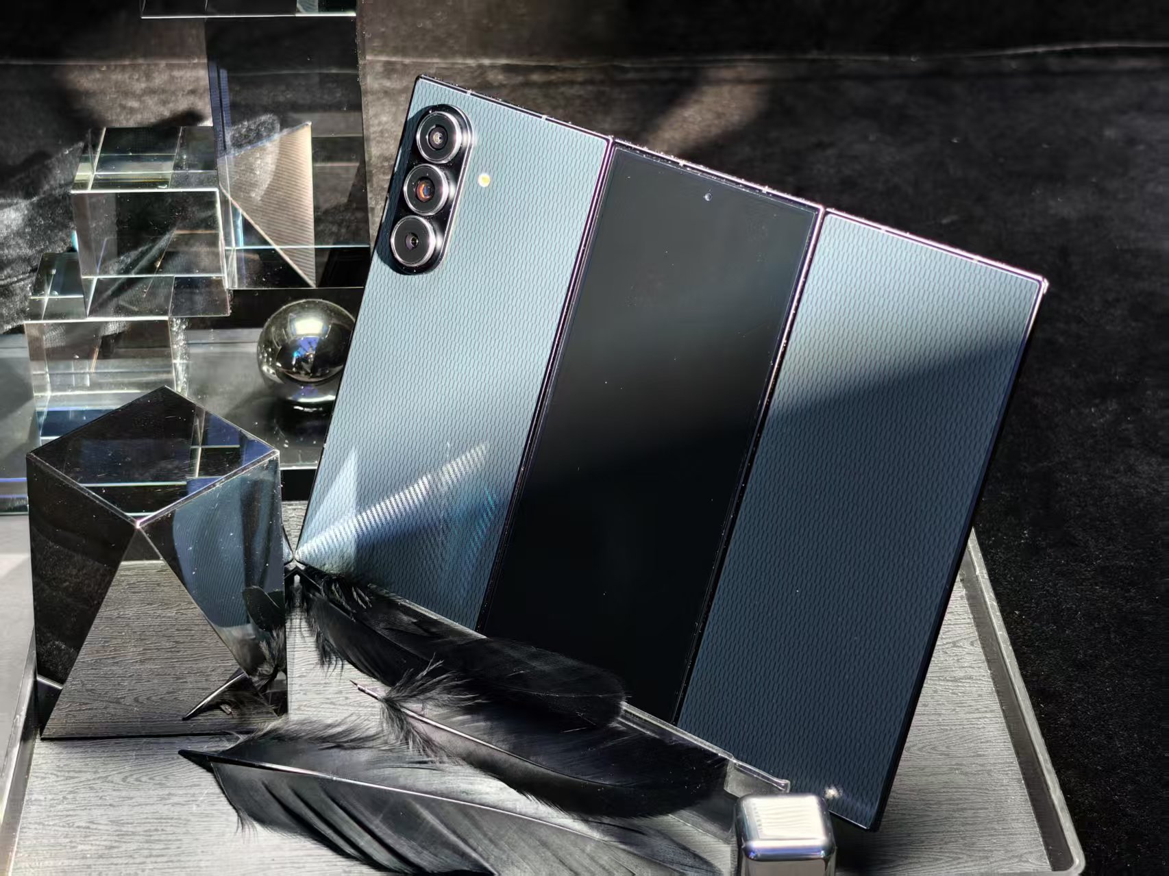 中国首秀！19999元的三星三折叠来了，真机上手体验，屏幕交互有点惊艳