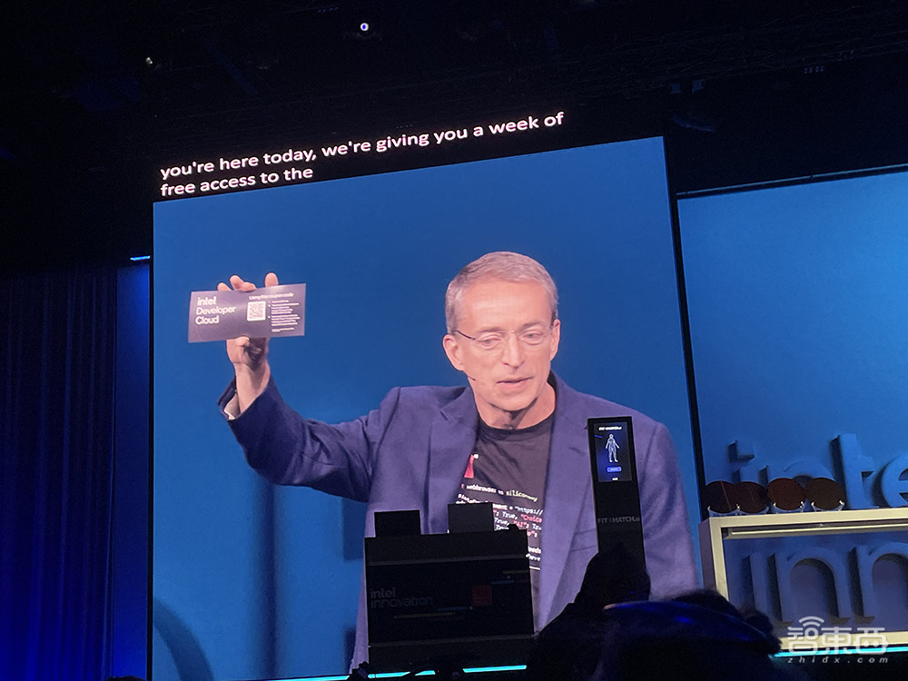 英特尔连甩AI大招!288核至强芯、3代AI芯片、PC断网跑大模型