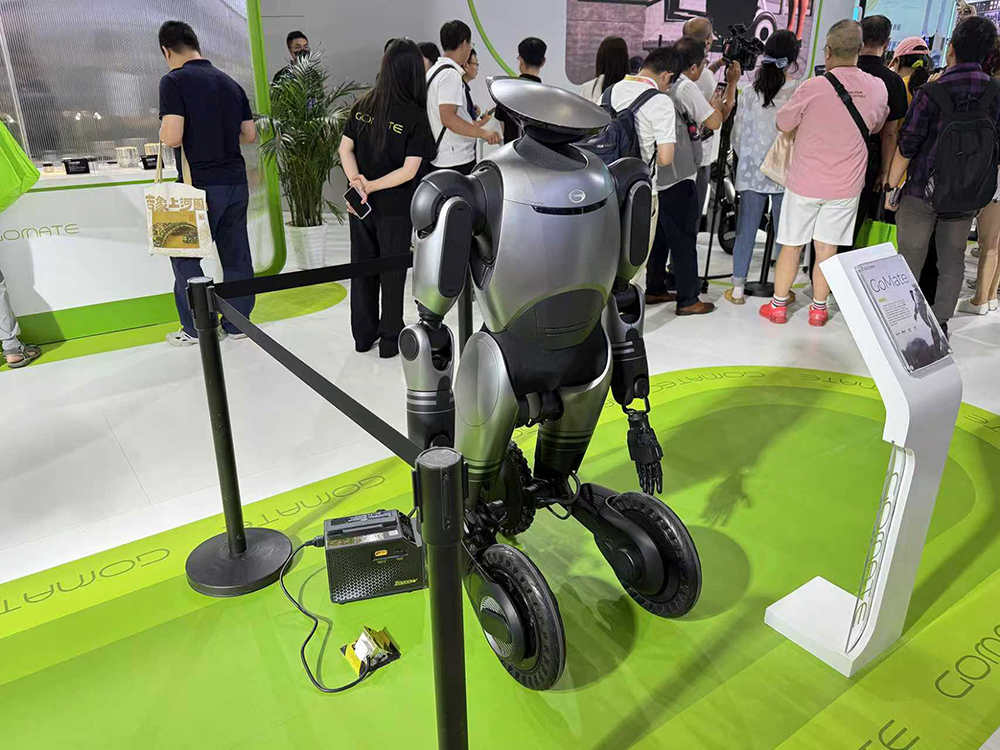 最贵97万搬回家,人形机器人天团涌入北京!暴走2万步玩命逛完,亮点都在这了