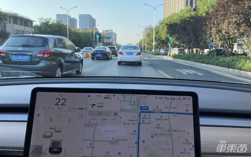 特斯拉挑战北京雨天:被五个红绿灯整傻眼了!?