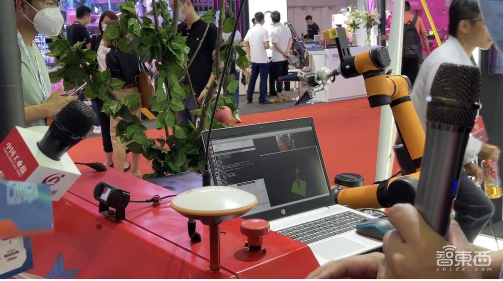 邓丽君现场“复活”！130只机器狗群舞，世界机器人大会7大亮点揭秘