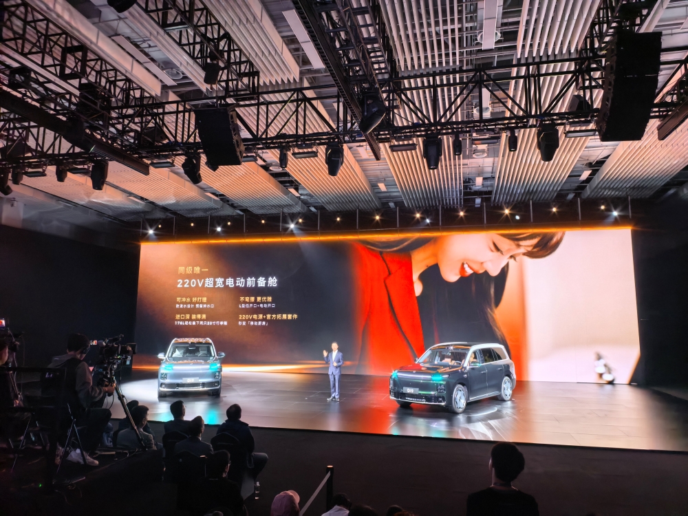 零跑杀疯了!9系旗舰SUV干到20万出头,发布会现场欢呼声炸了