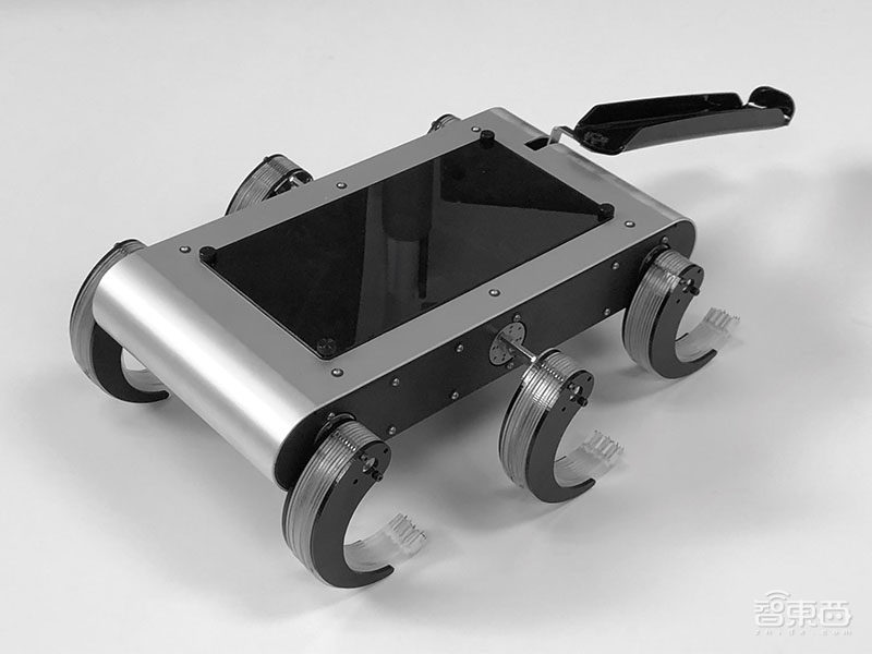 这款六足机器人靠脚踝走路 还能极限悬挂135度斜坡