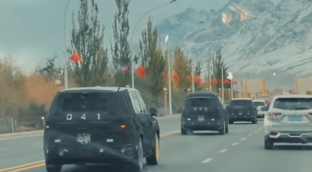 小米第三款车要来了！雷军胡峥楠亲赴新疆试车，多张谍照曝光