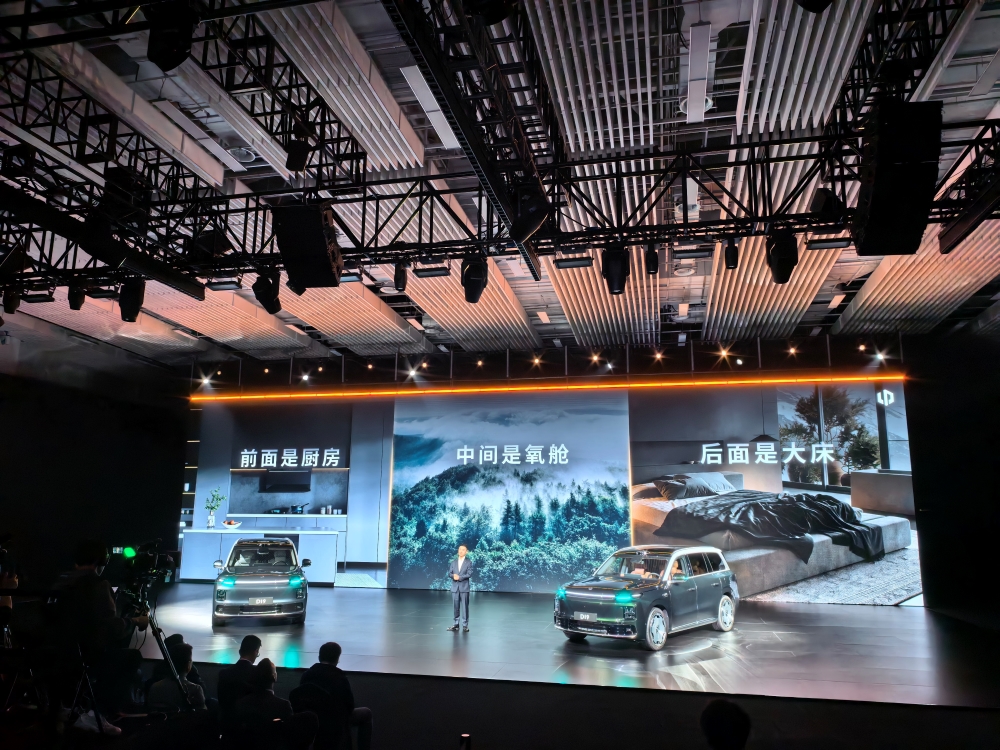 零跑杀疯了!9系旗舰SUV干到20万出头,发布会现场欢呼声炸了