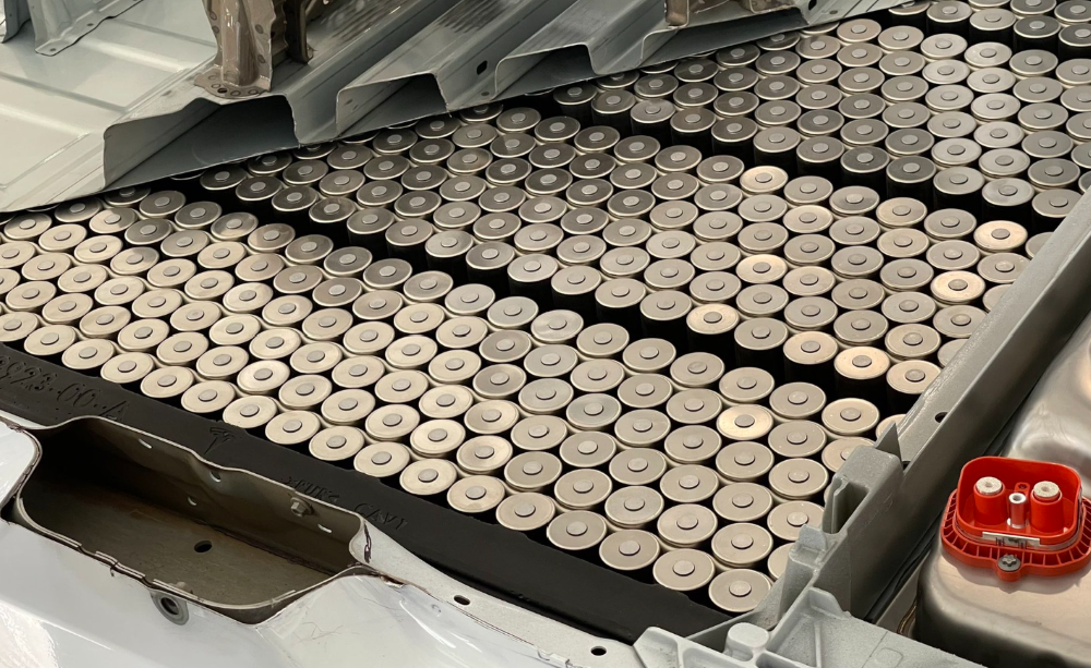 马斯克彻底搞定大圆柱电池！发布五年终落地，独家专利破解量产难题