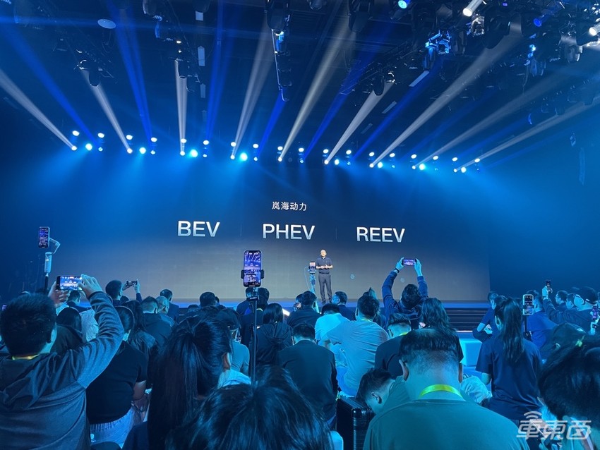 岚图秀智能化肌肉,座舱集成语音大模型,将上车华为智驾