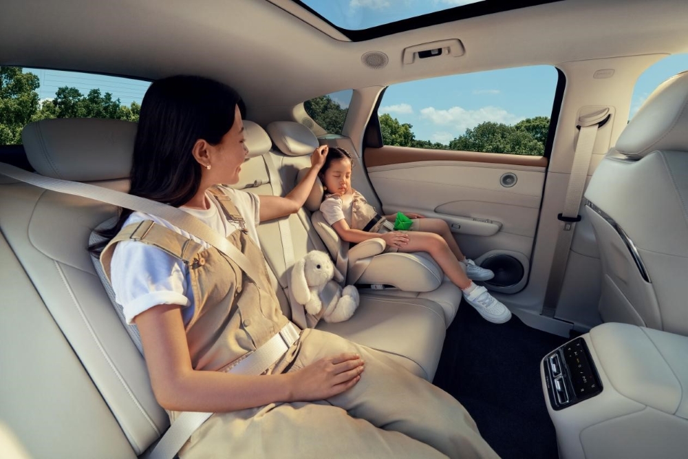 首搭华为鸿蒙座舱5！岚图FREE+座舱公开，彩电冰箱大沙发全部上车