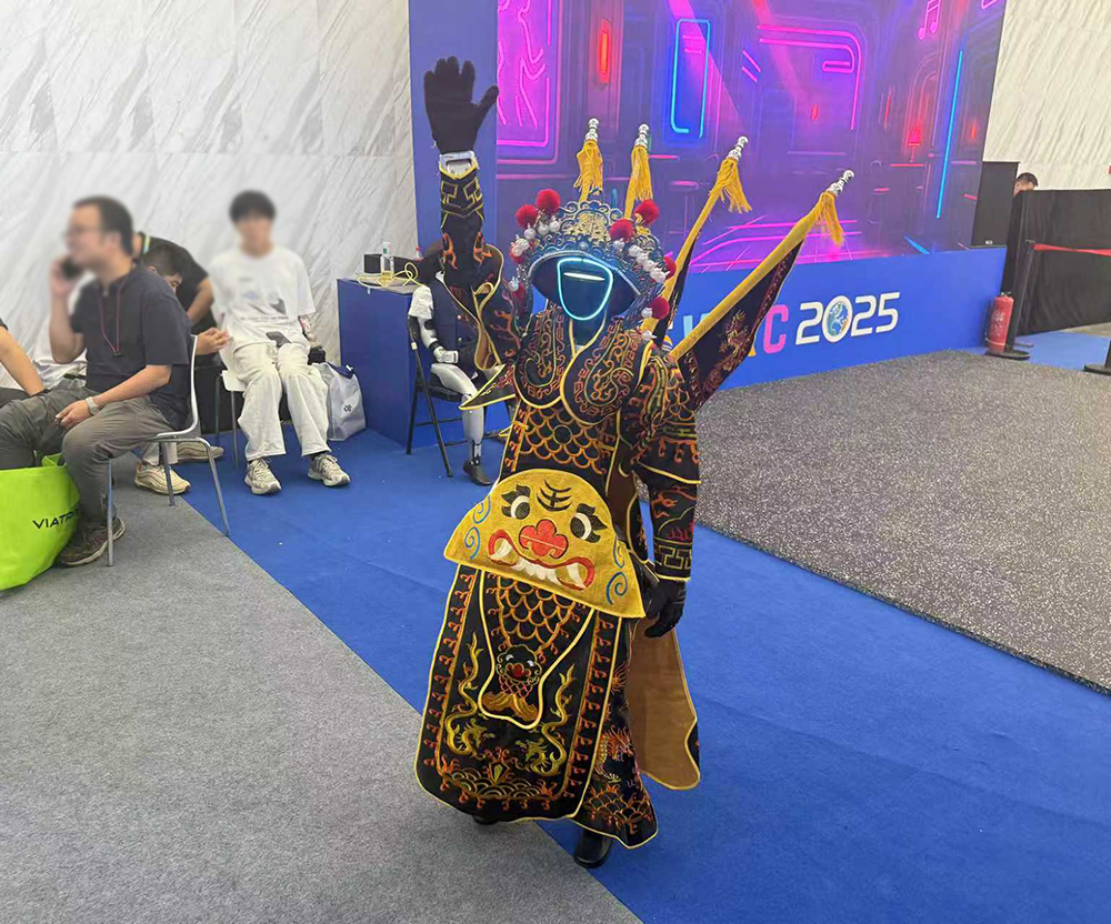 最贵97万搬回家,人形机器人天团涌入北京!暴走2万步玩命逛完,亮点都在这了