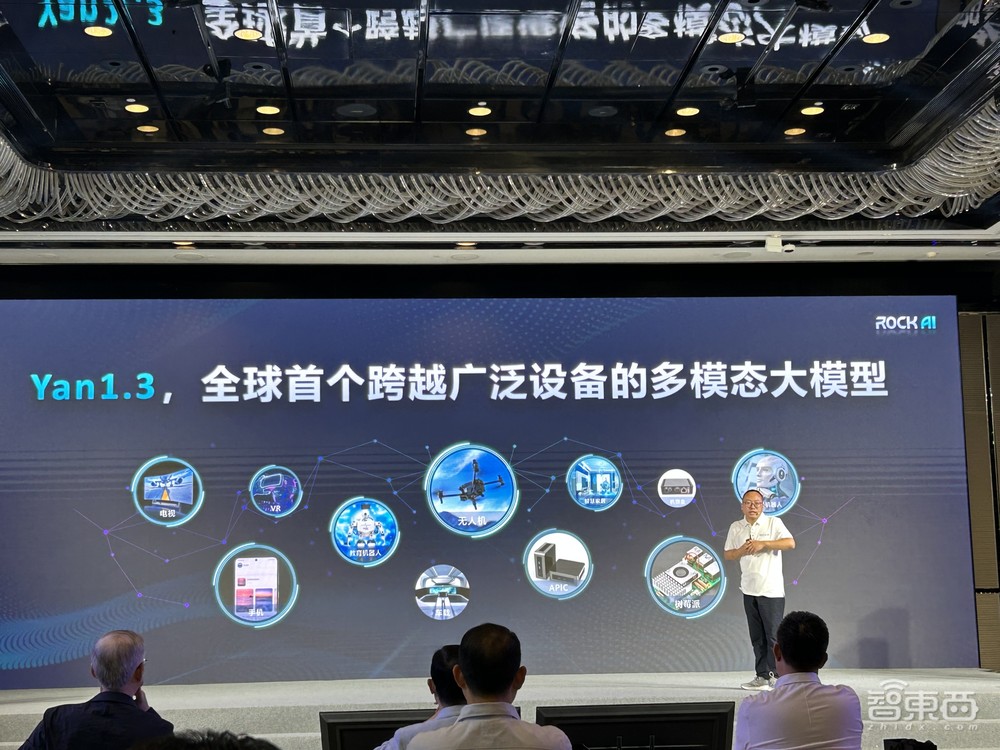 国产非Transformer大模型再升级!押注群体智能,落地五大硬件,性能跑赢Llama 3