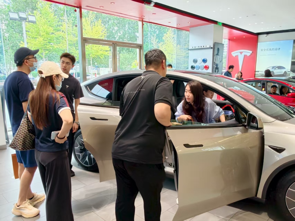 特斯拉Model Y L卖爆了!6天卖空一个月产能,工作日顾客挤爆门店,暴雨还来看车