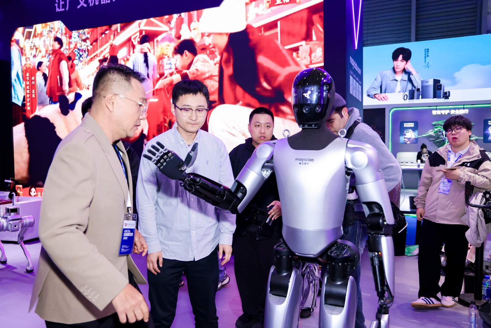 暴走两万步逛遍中国版CES!AI养龙虾、人形机器人火爆,追觅手机上手