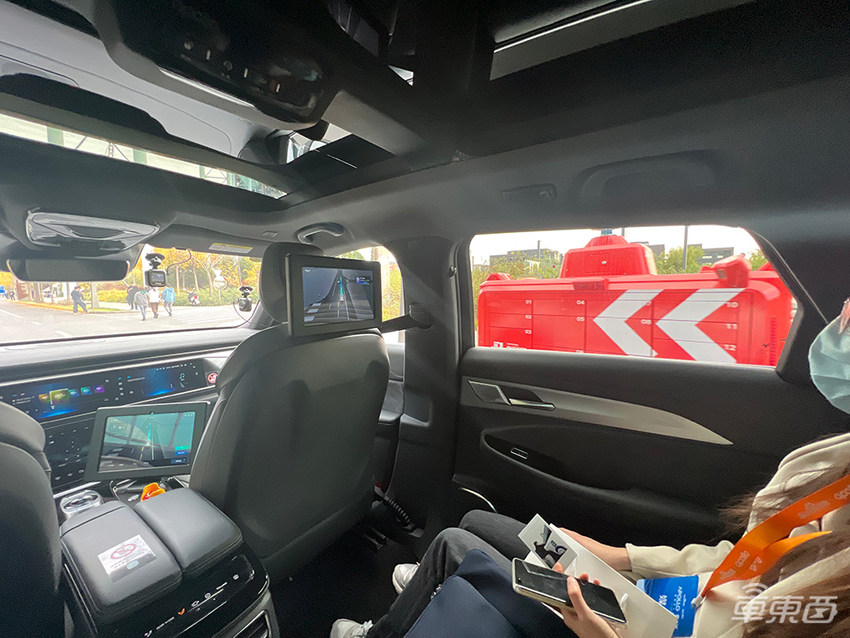 首钢园试乘百度第五代无人车:手机就能叫车,车内真无人