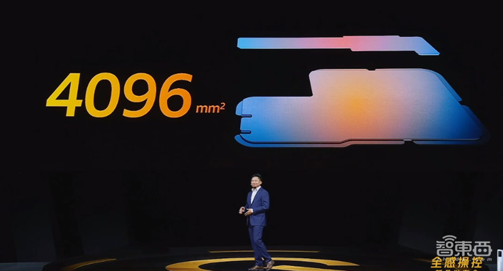 游戏手机揭幕战！iQOO 7能否顶住“火龙888”？安兔兔1W分险胜小米