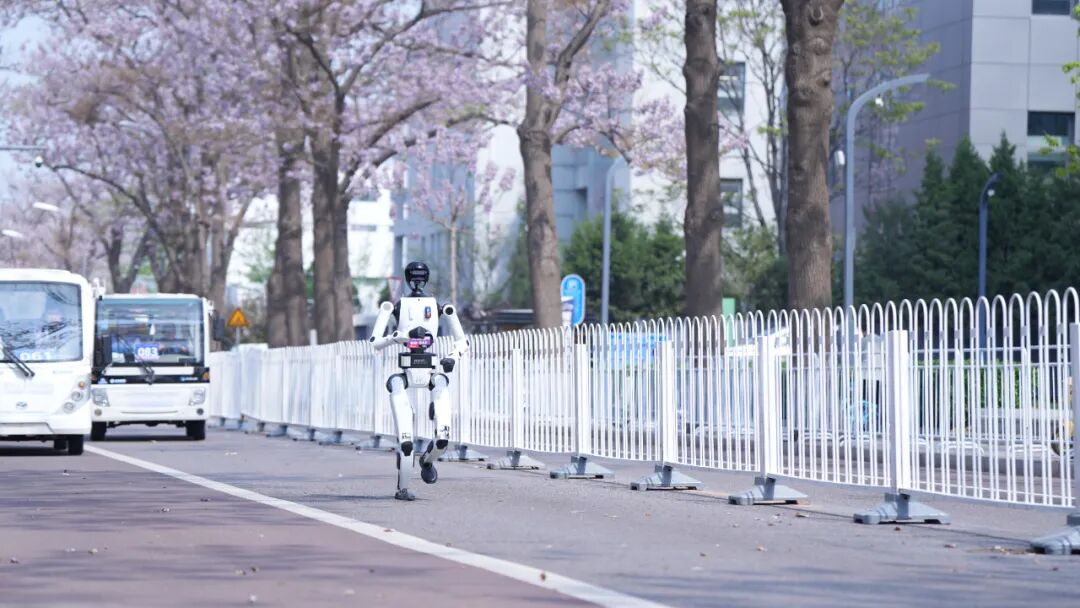 机器人半马收官！北京人形斩获勇士挑战赛冠军、最佳设计奖，行业捧起团体金牌