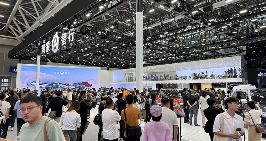 华为智驾“攻陷”广州车展!海外豪华车也投降了