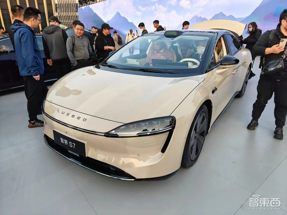 华为智界S7自己开上舞台!余承东:做年轻人买得起的豪华轿车,24.98万元起