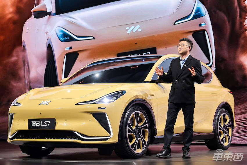 智己LS7预售价格35万起，配备半幅式方向盘和零重力座椅