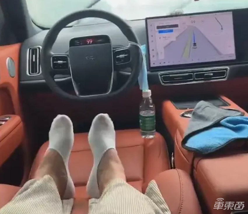 主驾无人高速狂飙！理想被车主坑了？先前销售朋友圈宣传被群嘲