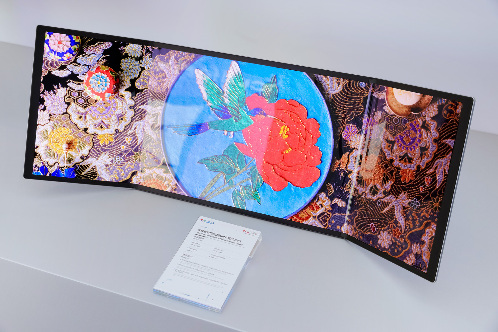 TCL祭出最强AI全家桶:眼镜冰洗大屏机器人AI无处不在,自研大模型垂域能力超DeepSeek