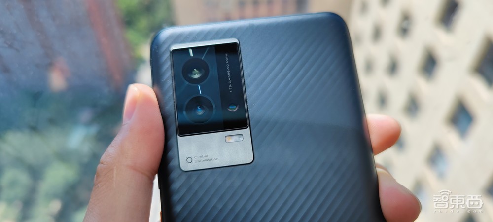 打磨了半年多,iQOO 8跟别人的骁龙888旗舰到底有什么不同?