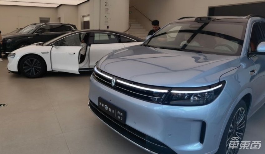 谁在看享界S9?实探北京两家门店,中年老板居多,家庭客户热情不高