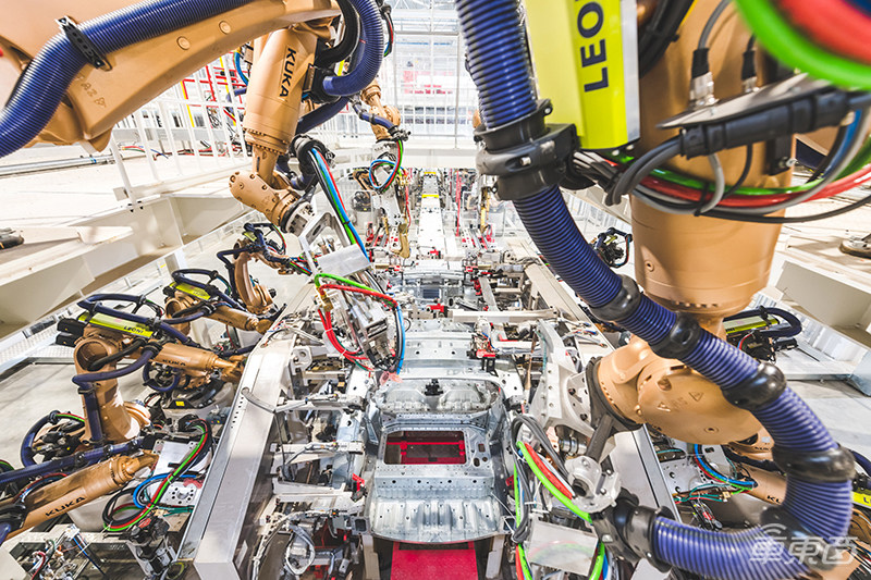 拜腾M-Byte动力和底盘抢先体验!量产顺利推进,内饰大屏就绪