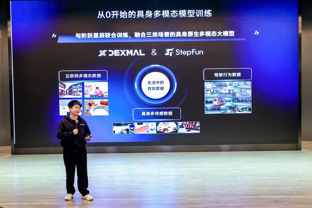 最强具身大模型DM0出炉！2.4B参数干翻一票大模型，登顶具身真机榜