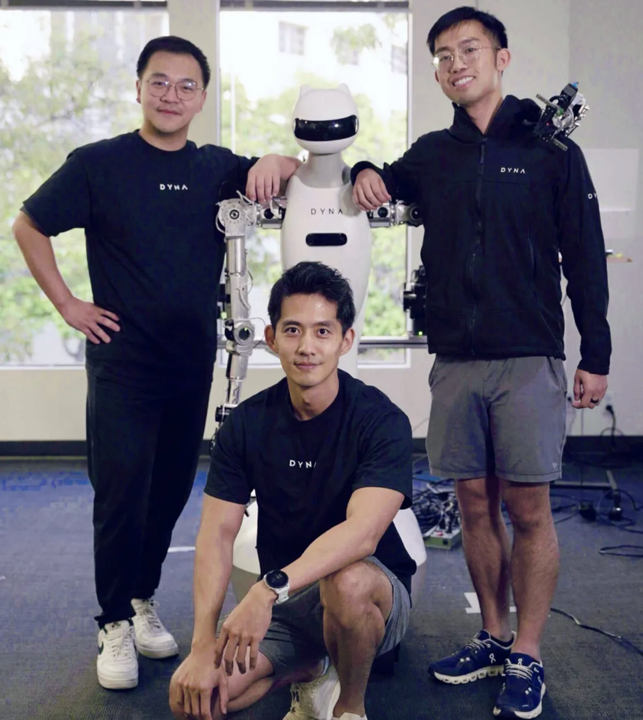 英伟达押注的华人团队发布世界动作模型Dyna-2,验证跨本体scaling law