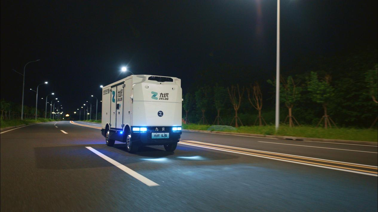 业界首台30分钟闪充、1.8吨重载RoboVan！九识L5投运半年：它如何成为同城货运的“效率神器”？