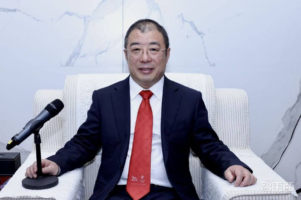 大模型火遍两会!雷军等20位代表热议AI,Sora高频出场,靳东深感受影响