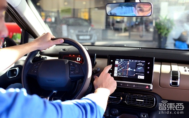 智东西晚报:小米发分体电视 坚果推文青版