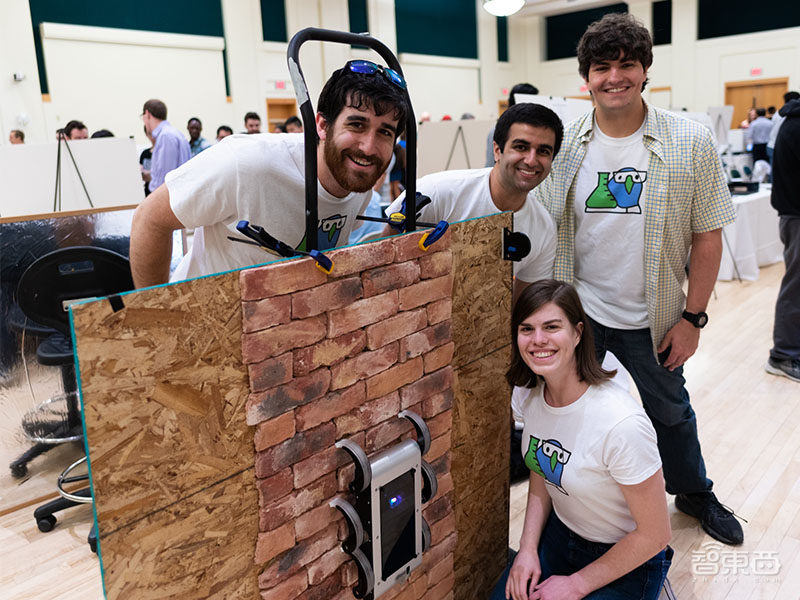 这款六足机器人靠脚踝走路 还能极限悬挂135度斜坡