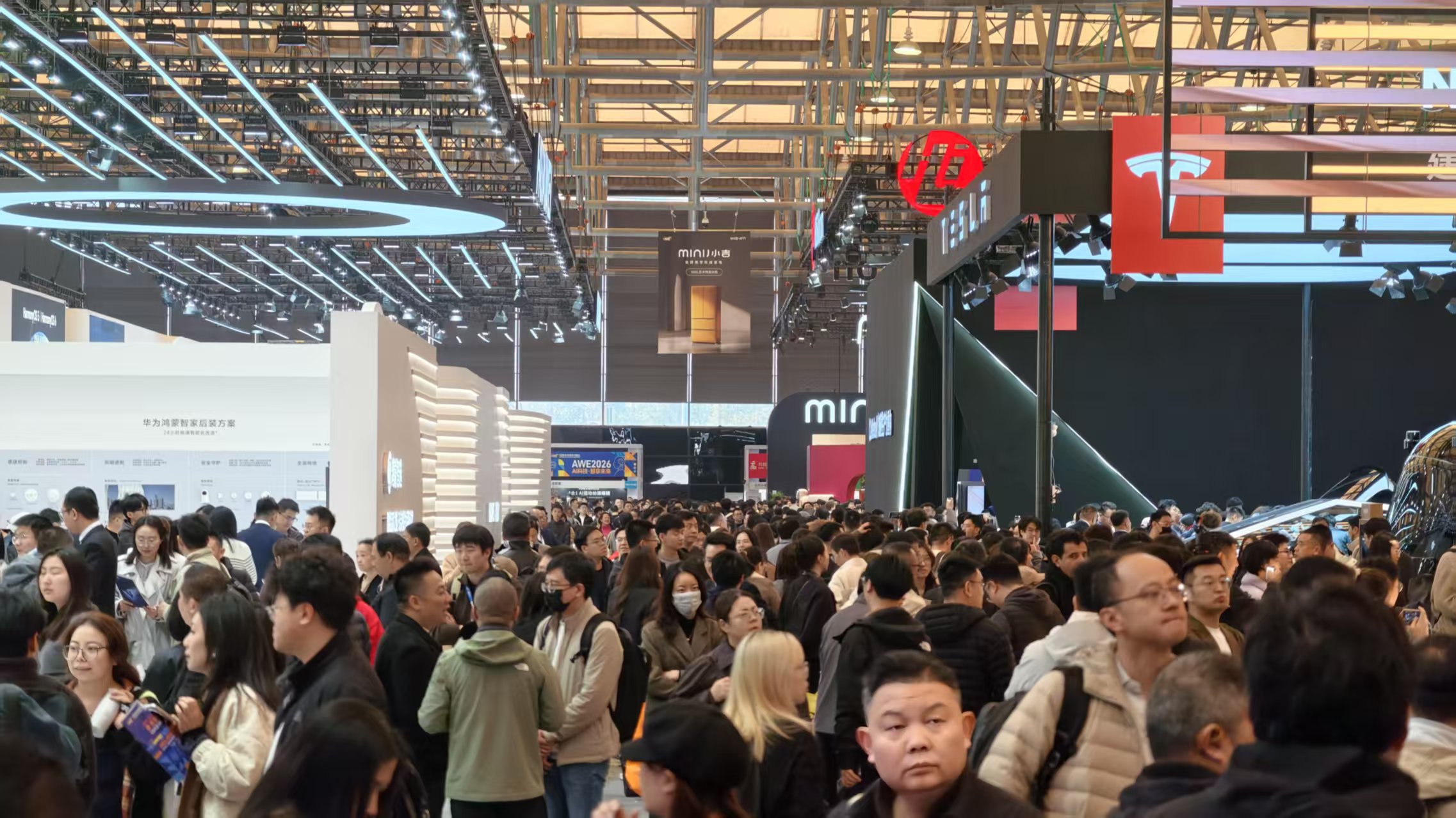 暴走两万步逛遍中国版CES!AI养龙虾、人形机器人火爆,追觅手机上手