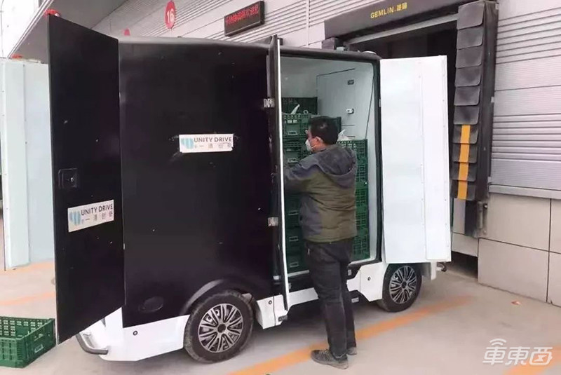 低速无人车集体上阵抗疫!扫地杀毒测体温,送药送菜真暖心