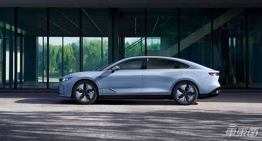 岚图首款轿车发布：预售32万开卖，最远跑730公里