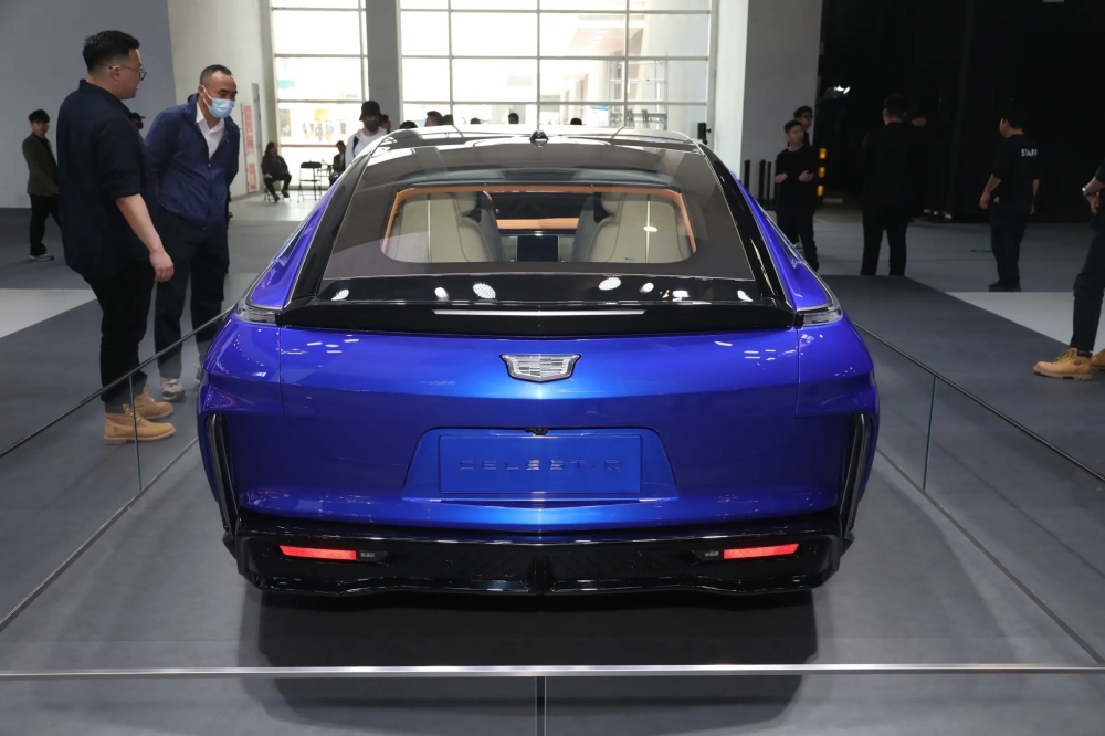 凯迪拉克超豪华电动旗舰交付！214万起售，对标劳斯莱斯闪灵