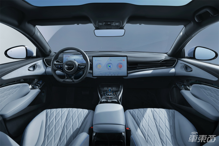比亚迪海豹荣耀版17.98万起售！纯电续航700km，零百加速3.8秒