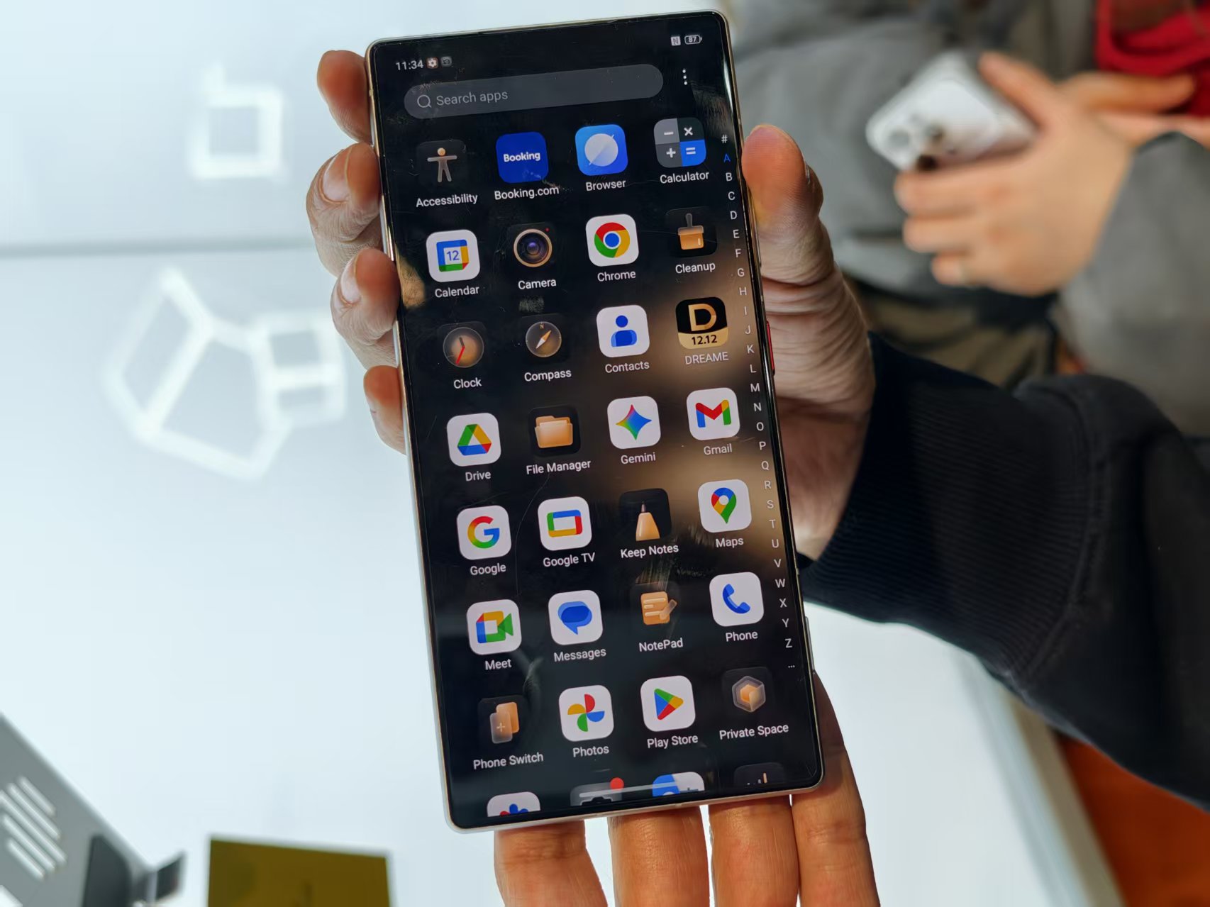 暴走两万步逛遍中国版CES！AI养龙虾、人形机器人火爆，追觅手机上手