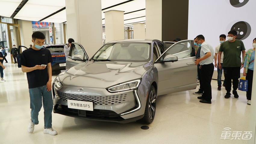 华为卖车有多火?一天超百人试驾,销售都不够用了