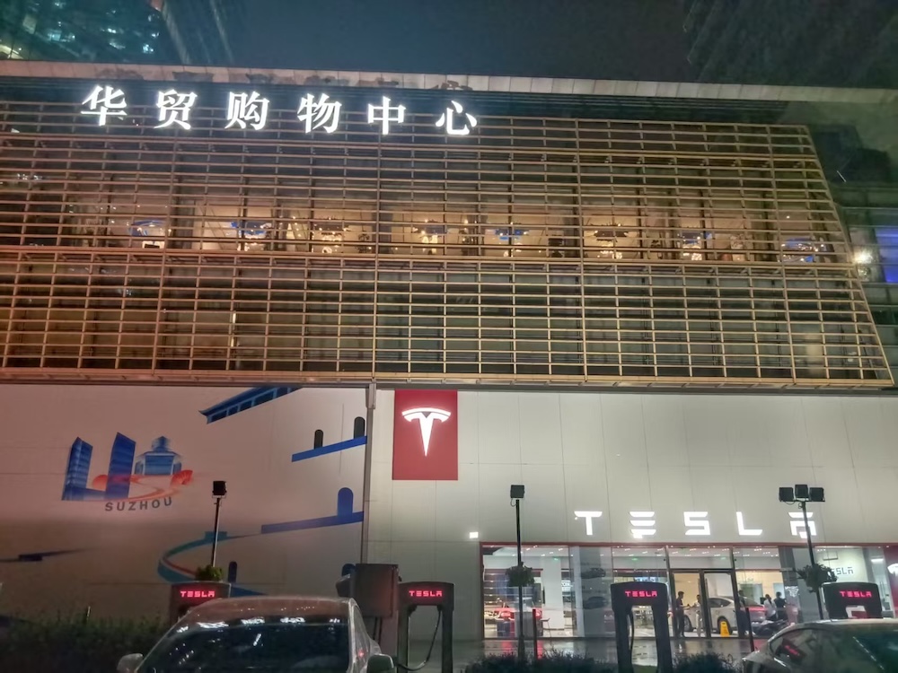 特斯拉Model Y L卖爆了!6天卖空一个月产能,工作日顾客挤爆门店,暴雨还来看车