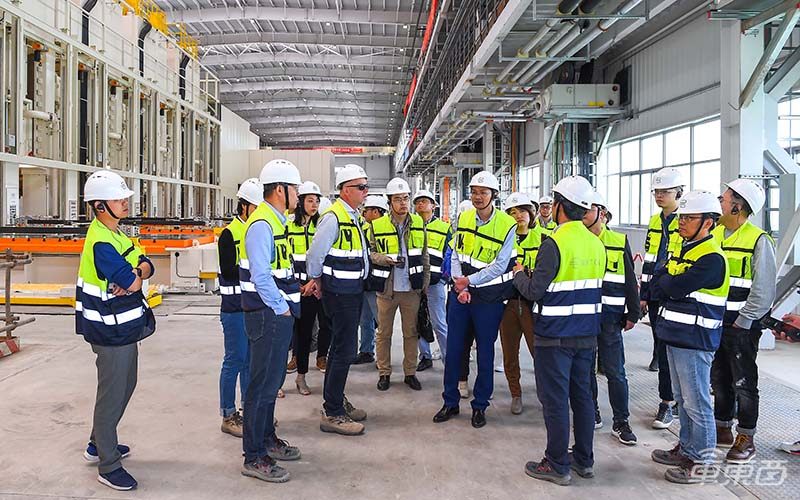 首探拜腾南京工厂，一汽新投资将敲定，首款车年底量产