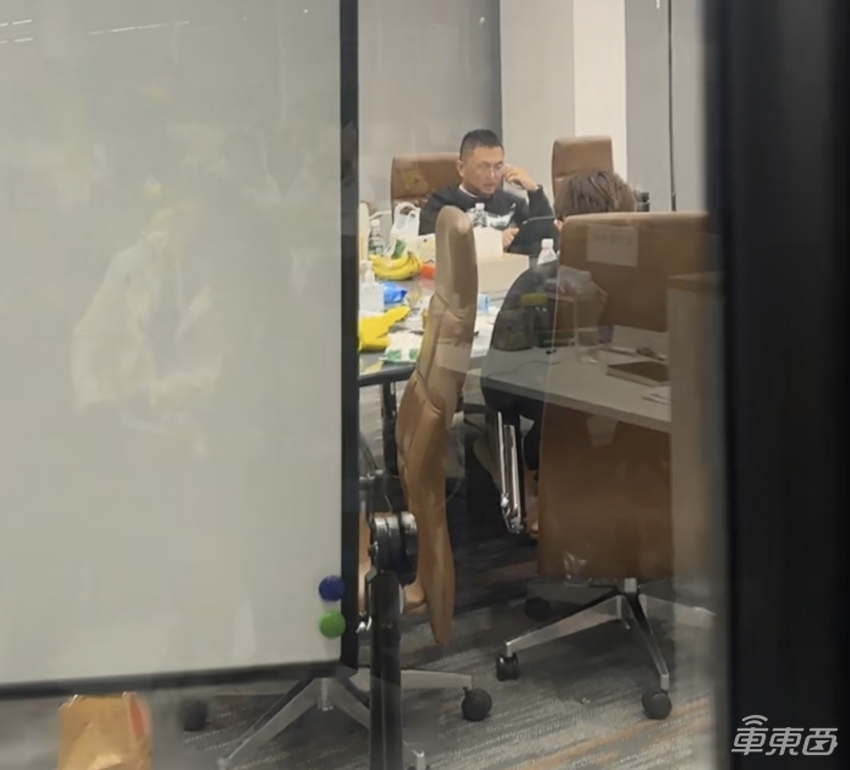 极越闪崩40小时:员工提9大诉求,晚上11点还在谈判,智驾不能用老车主破防