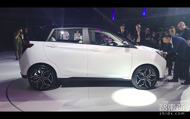 摩拜出汽车了!实车刚亮相,这家新特汽车造的