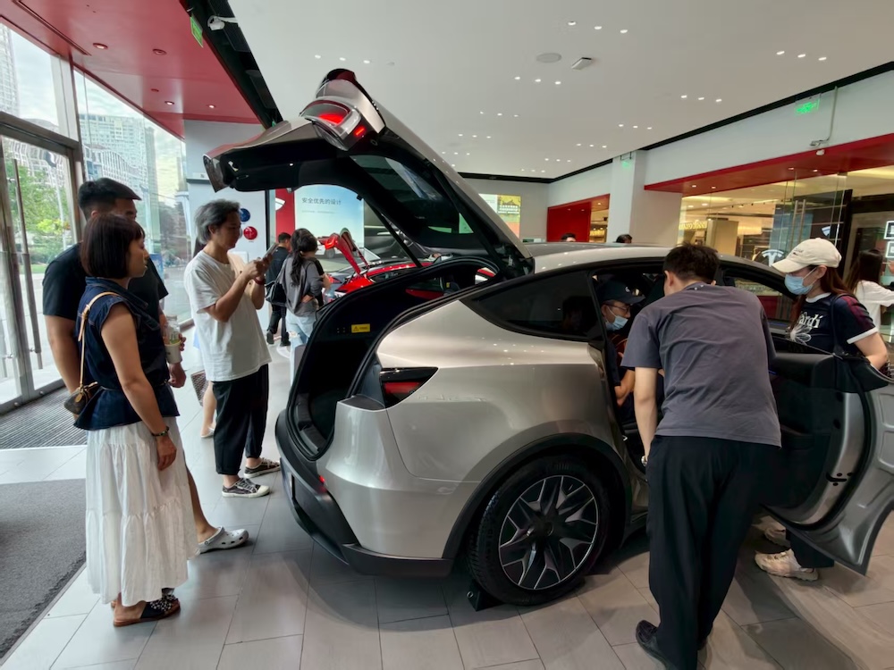 特斯拉Model Y L卖爆了!6天卖空一个月产能,工作日顾客挤爆门店,暴雨还来看车