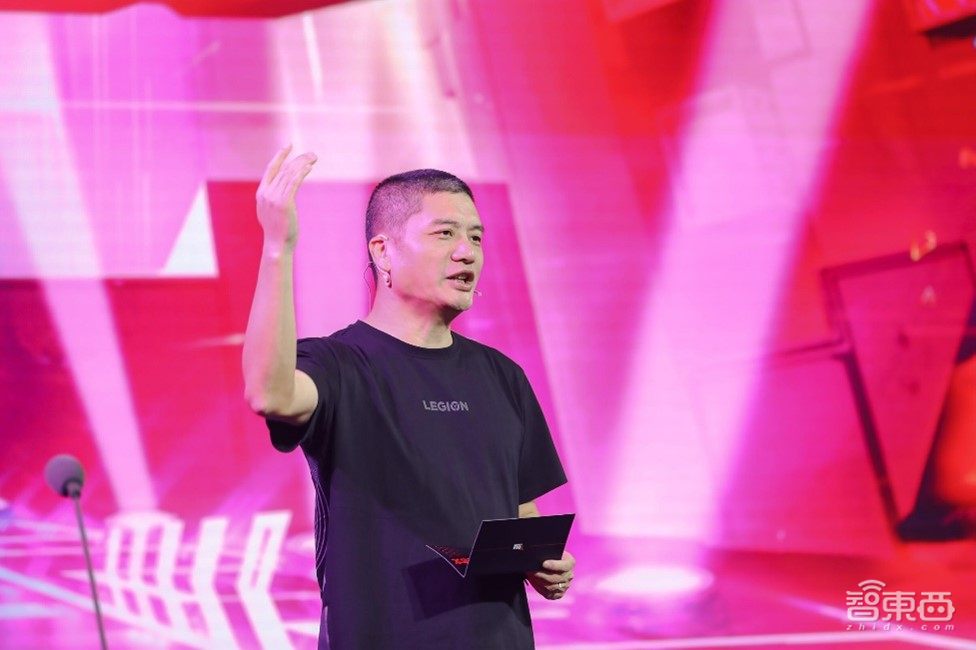 联想CEO化身潮流达人？摩托罗拉秀隔空充电，内置1600根天线